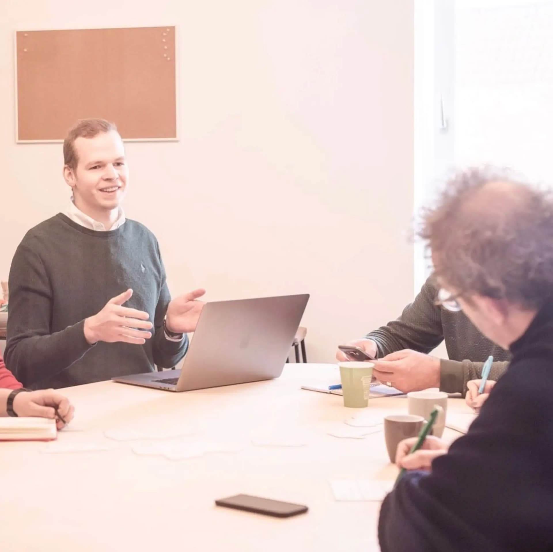 Afbeelding van Jens, programmeur, achter een computer