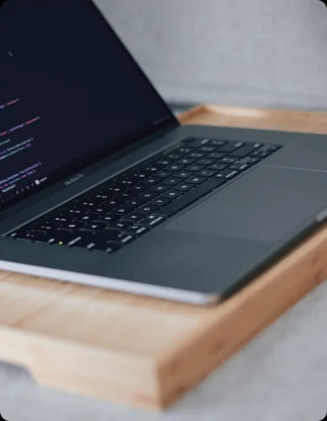 Laptop met code - DigitalPeak ontwikkelt softwareoplossingen voor bedrijven in België.